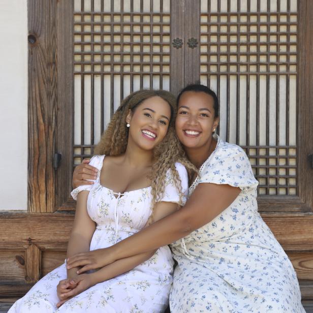 Minitta und Melanie (re.) Kandlbauer haben genug von schlechten Nachrichten.