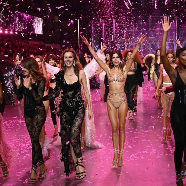 Models laufen über den Laufsteg der Victoria's Secret Fashion Show, während Konfetti fällt.