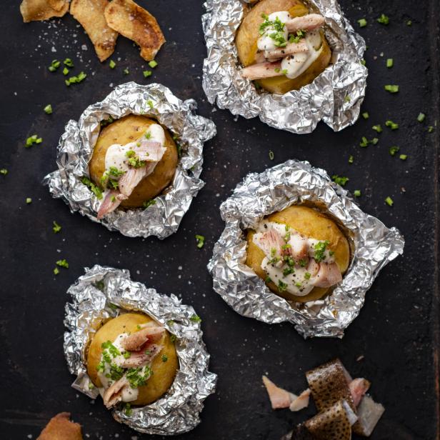 Ofenerdäpfel mit Räucherfisch und Aioli.