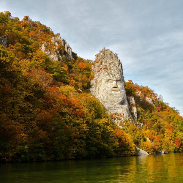 Das Relief des Dakerkönigs Decebalus (um 100 n. Chr.) ist mit 55 Metern die höchste Felsskulptur Europas und Highlight im Eisernen Tor. Dabei gibt es sie erst seit 2004.