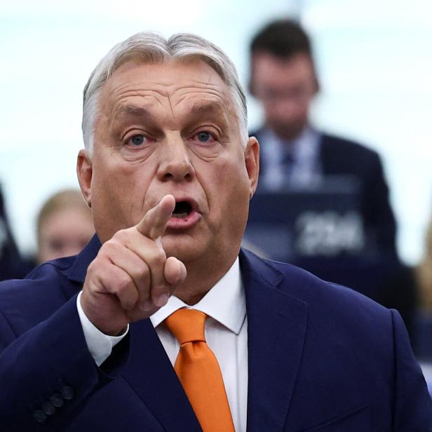 Viktor Orban zeigt mit dem Finger