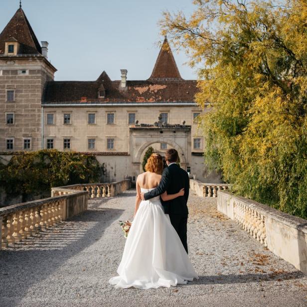 Hochzeitspaar vor Gebäude