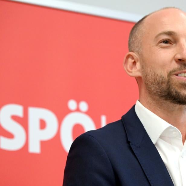 Mann vor SPÖ-Sujet