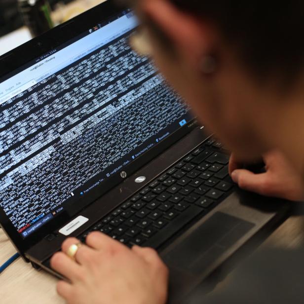 Mitarbeiter erblickt nach einer Ransomware-Attacke völlig unverständliches Kauderwelsch auf seinem Laptop-Bildschirm.