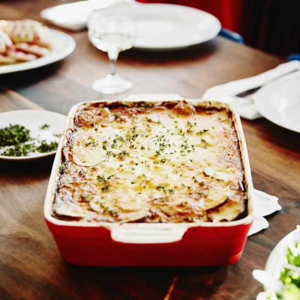 Kartoffelauflauf mit Käse überbacken.