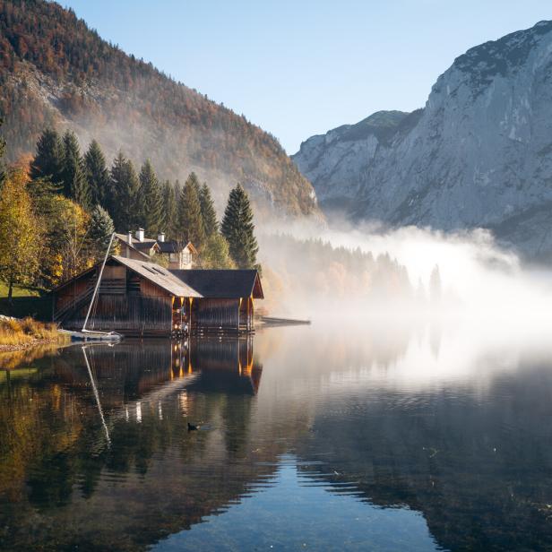 Nebelverhangene Herbstlandschaft in Bad Aussee am See.