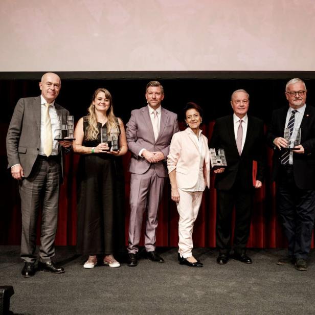 v.l.n.r.: Die Gewinner des Handelshermes 2024: Andreas Rath/J.&L. Lobmeyr (Tradition), Rafaela SarahKathan-Kupfner/Wildes Böckle (Innovation),Wolfgang Jaspers (Geschäftsführerder Sparte Handel in der WKWien), Margarete Gumprecht (Obfrau der SparteHandel in der WKWien), Herbert Turek (Lebenswerk), Dieter Strehl/Piatnik&Söhne (Sortiment)