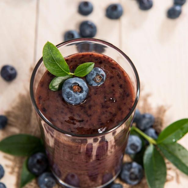 Kakao-Topfen-Creme mit Beeren.