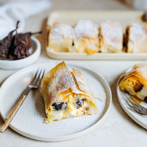 Kletzenstrudel mit Vanillecreme.