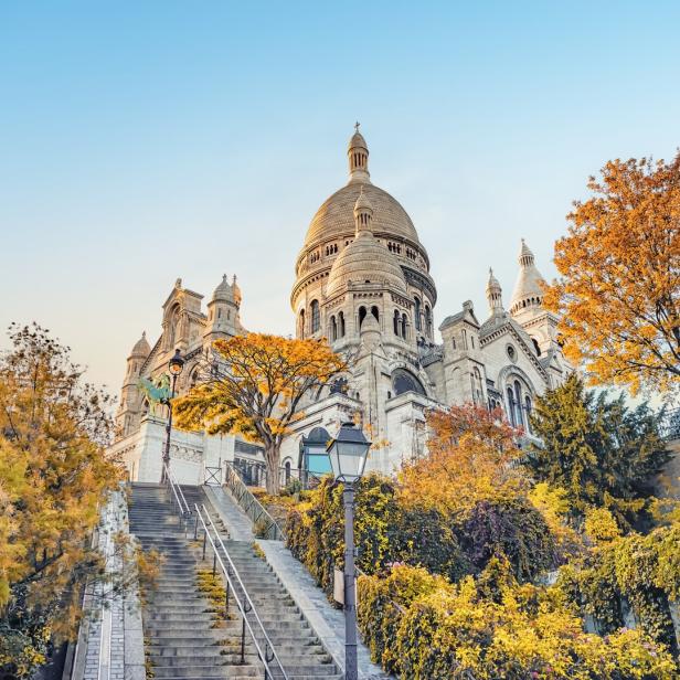 Die Basilika Sacré-Cœur de Montmartre in Paris im Herbst.