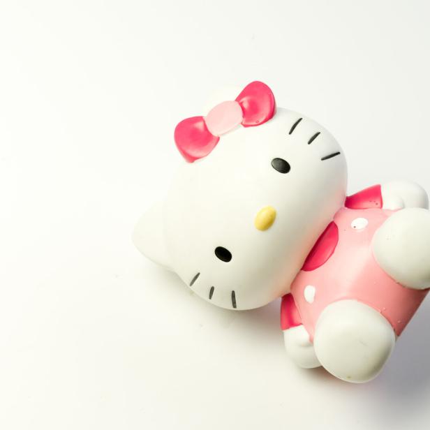 Eine Hello Kitty-Figur liegt auf dem Rücken.