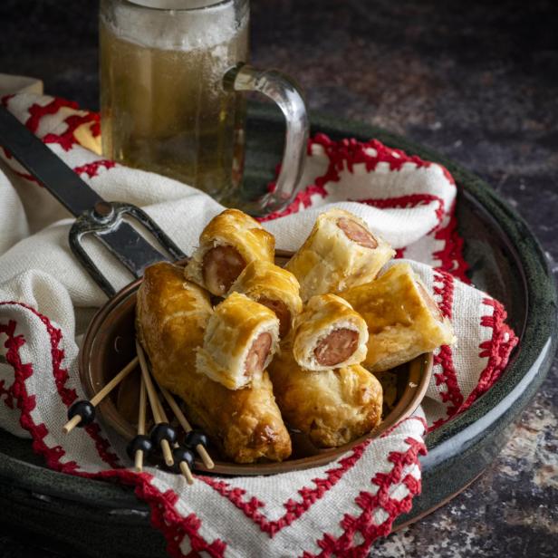 Käsekrainer im Blätterteig nach einem Rezept von Nini Nagele aus „Österreichische Tapas“.