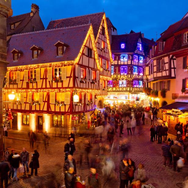Weihnachtlich beleuchtete Fachwerkhäuser in Colmar im Elsass.