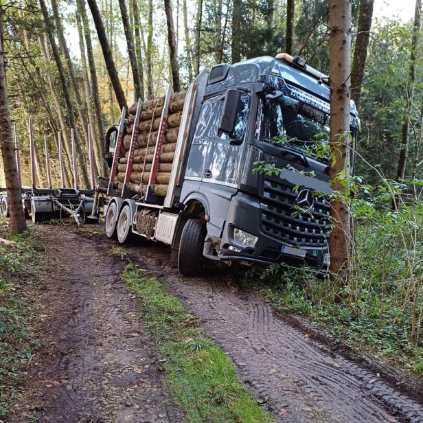 In Bad Tatzmannsdorf musste ein 35 Tonnen schwerer Lkw geborgen werden.