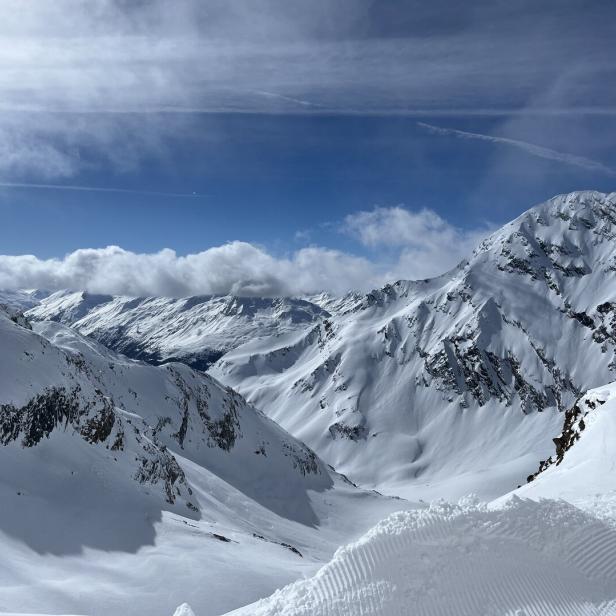 Zu sehen ist eine Bergkette mit dem Stubaier Gletscher.