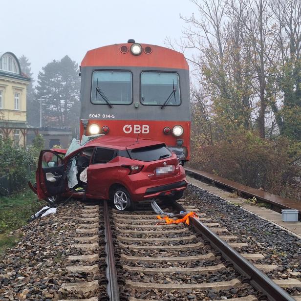 Kleinwagen wurde nach Kollision von Zug auf den Schienen dahingeschoben