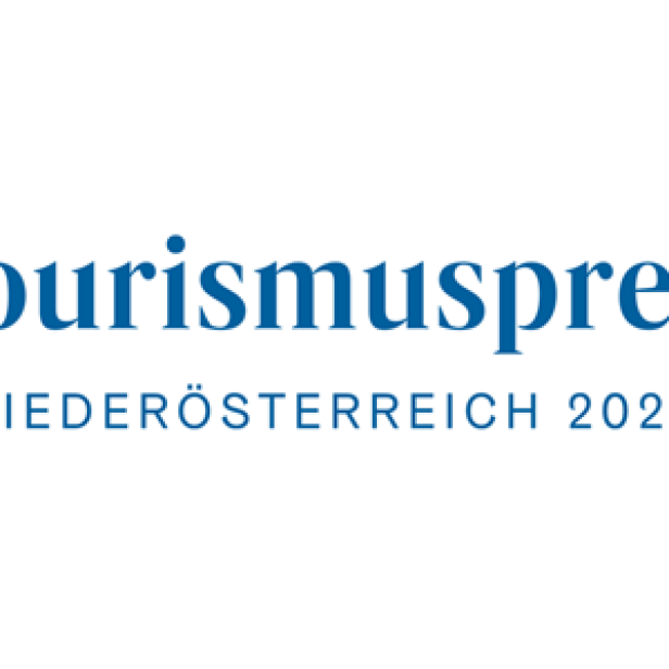 Eine weiße Fläche, auf der in blauer Schrift "Tourismuspreis Niederösterreich 2024" steht.