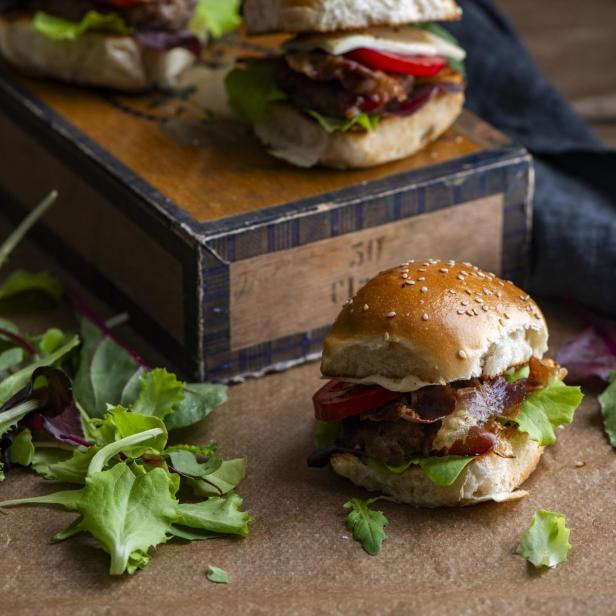 Wilder Burger aus dem Kochbuch „Österreichische Tapas“ von Nini Nagele und Valerie Hammacher.