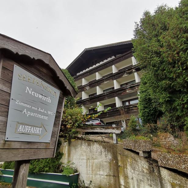 Ein Schild weist auf die „Seepension Neuwirth“ hin, mit Zimmern und Apartments.