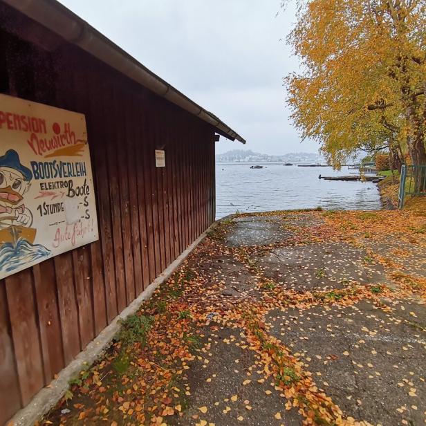 Bootshaus mit Retro-Werbung für Bootsverleih.