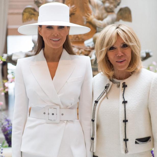 Melania Trump und Brigitte Macron posieren zusammen.