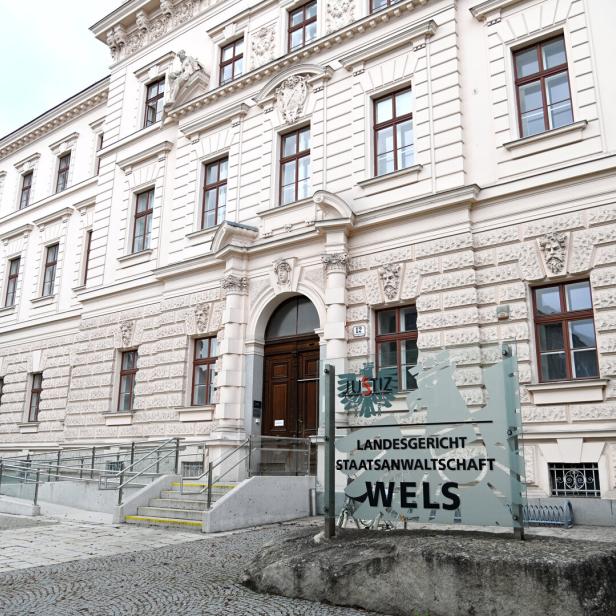 Das Landesgericht und die Staatsanwaltschaft Wels befinden sich in einem verzierten, hellen Gebäude.