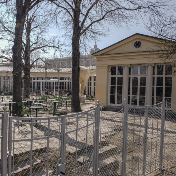 Der Club Volksgarten in Wien mit Tischen und Stühlen im Freien.