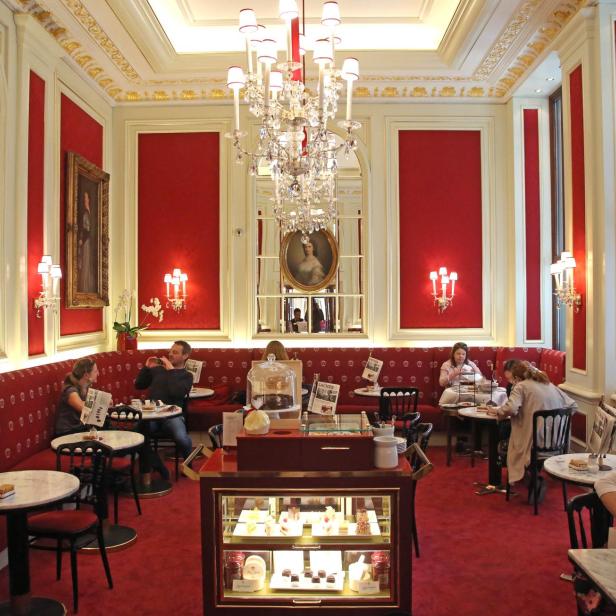 Gäste sitzen im eleganten Café Sacher in Wien.