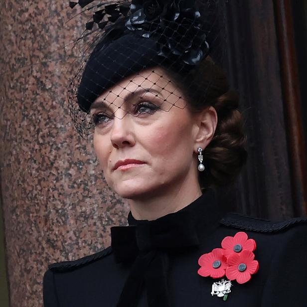 Catherine, Prinzessin von Wales, mit Hut und Mohnblumen am Remembrance Day.