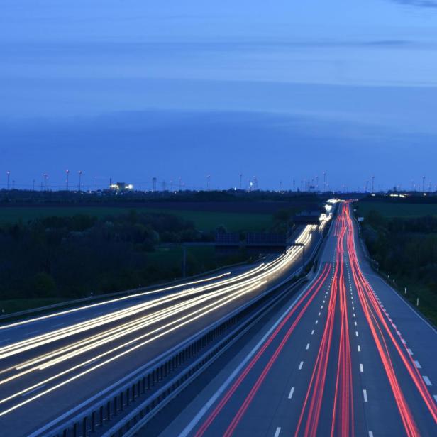 Technologie auf der Überholspur: Wie KI und Datenanalyse die Zukunft der Autobahnen beeinflussen