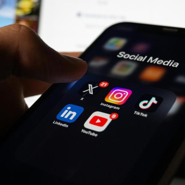 Smartphone-Bildschirm mit Apps wie Instagram, TikTok und YouTube.
