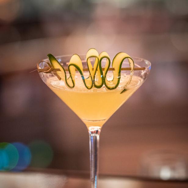 Alkoholfreier Cocktail aus der Donnersmarkt Bar: Cucumber Martini.