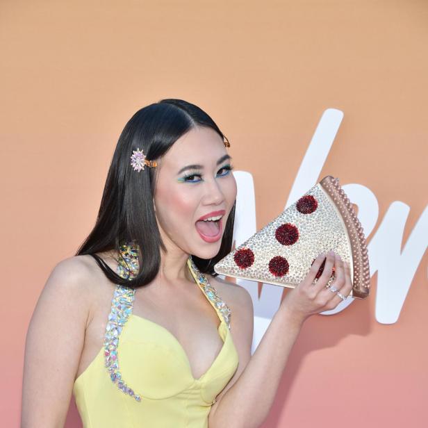 Schauspielerin Ramona Young mit ihrer Pizza-Clutch.