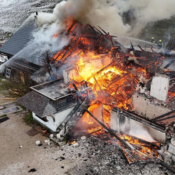 Buchberghütte in Flammen: Wassermangel erschwerte Löscharbeiten