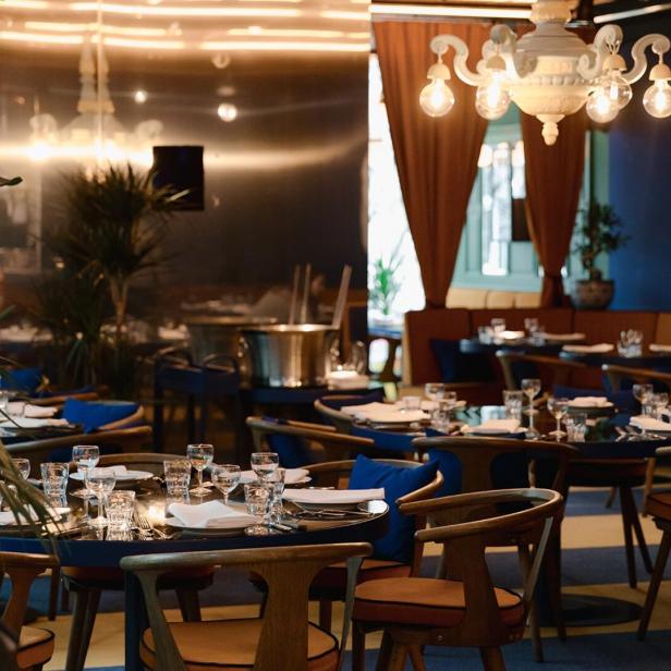 Ein elegant gedeckter Tisch in einem gehobenen Restaurant.