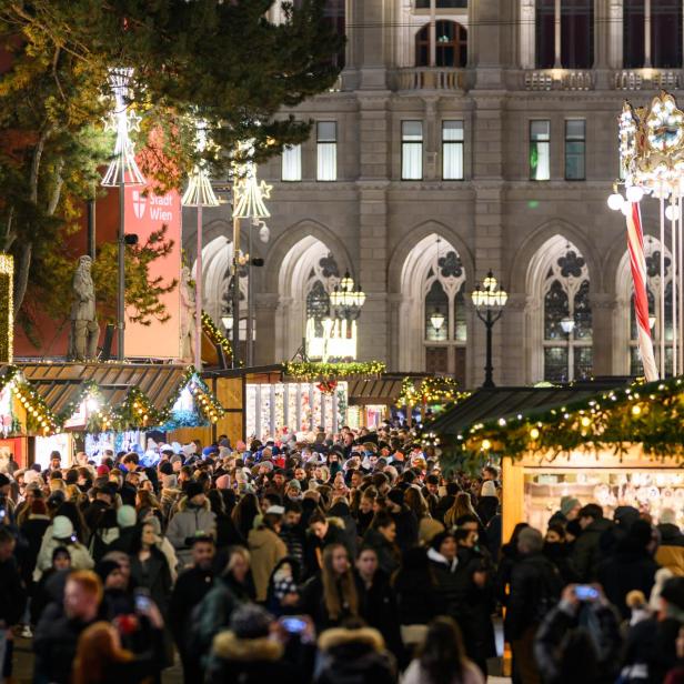 Betrug am Christkindlmarkt: 91-Jährige "von Flüssigkeit am Kopf getroffen"