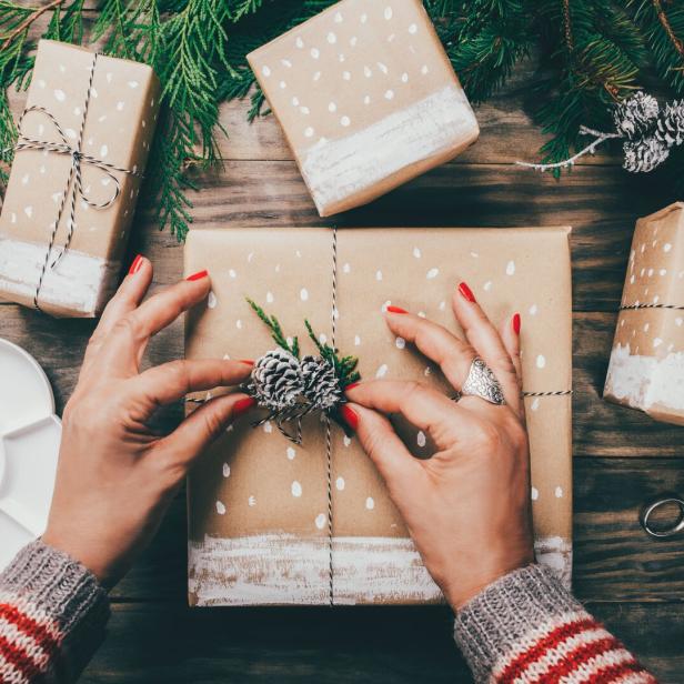 Eine Frau verpackt ein Geschenk.