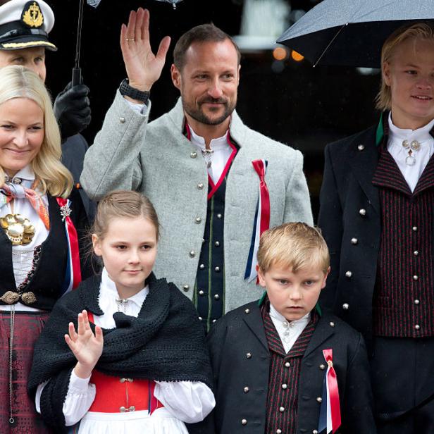 Krronprinzessin Mette-Marrit, Kronprinz Haakon, Prinzessin Ingrid Alexandra, Prinz Sverre Magnus und Marius Borg Høiby (2015)