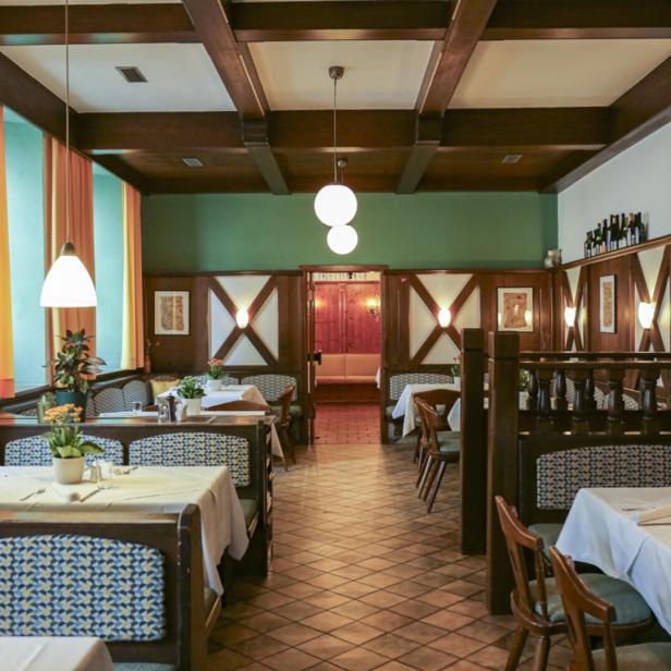 Ein einladendes Restaurant mit gedeckten Tischen und gemütlicher Atmosphäre.