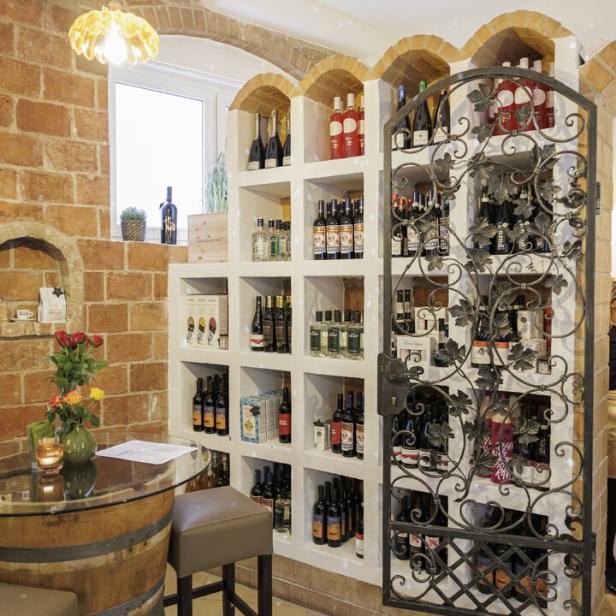 Die „Civediamo Bar“ präsentiert eine Auswahl an Weinen und Spirituosen in einem rustikalen Ambiente.
