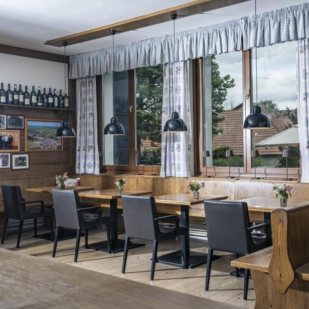 Innenansicht eines traditionellen deutschen Restaurants mit Holztäfelung und gemütlicher Atmosphäre.