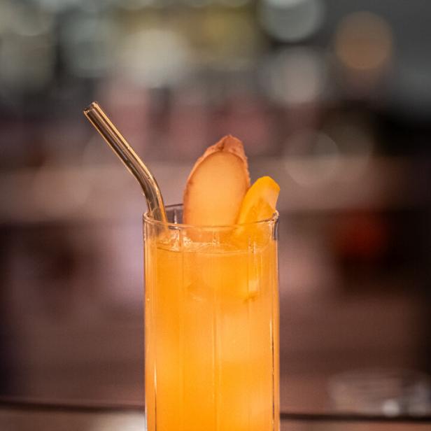 Ein „Age ’n’ Orange“-Cocktail mit Ingwer und einer Orangenscheibe.