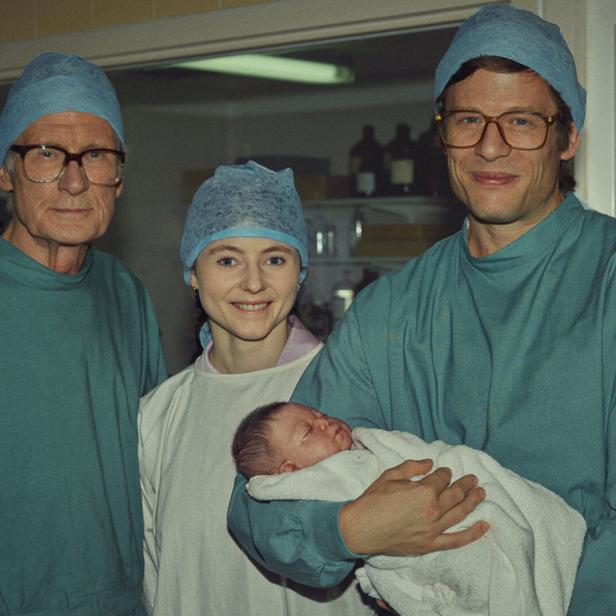 Patrick Steptoe, Jean Purdy und Robert Erdwards mit Louise Brown, dem ersten IVF-Baby, im Film &quot;Joy&quot;