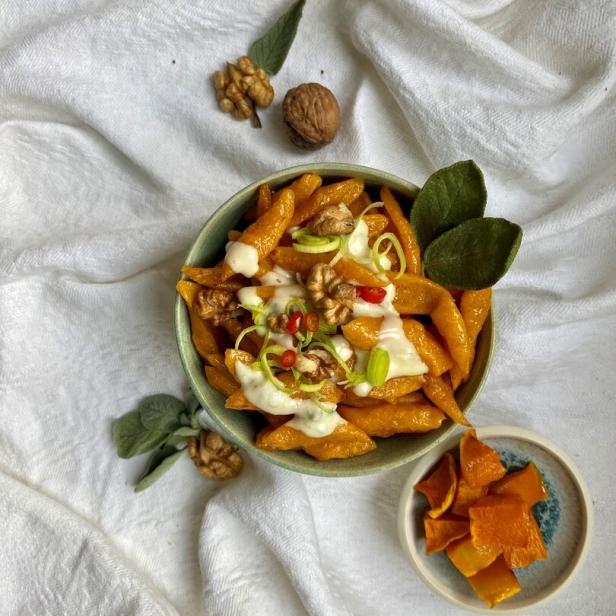 Kürbis-Nudeln mit Käse-Creme.