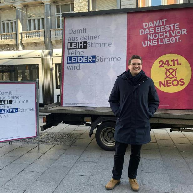 Mann vor Wahlplakat