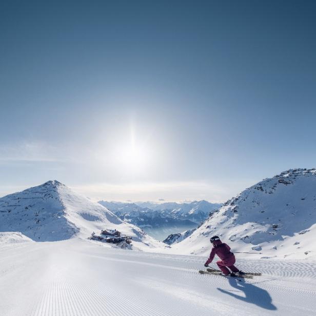 Ein Skifahrer in einer schneebedeckten Berglandschaft.