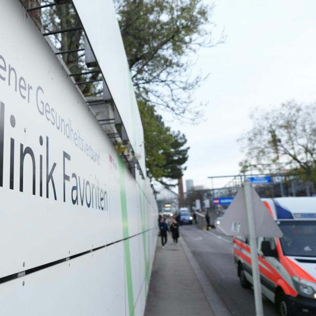 Klinik Favoriten Schild an Fassade 