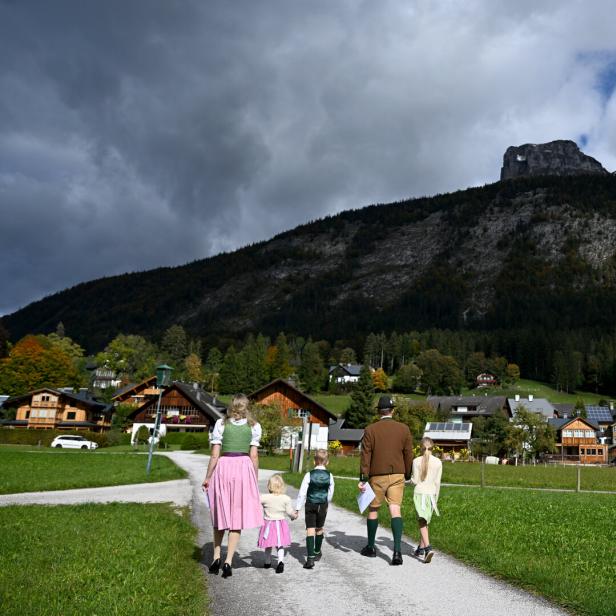 Menschen in Tracht auf Spazierweg