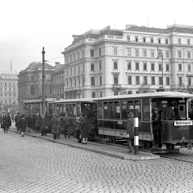 Straßenbahn in Wien in den 20ern: Der 71er an der Kreuzung Schwarzenbergplatz und Lothringer Straße im Jahr 1929.