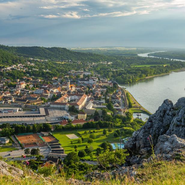 Hainburg liegt eingebettet zwischen Donau, Braunsberg und den Hainburger Bergen.